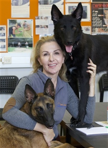 Susy Utzinger mit ihren Hunden Zorga und Odin 
