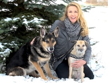 Susy Utzinger mit Hunden im Schnee 