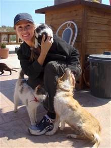 Susy Utzinger mit Hund und Katzen 