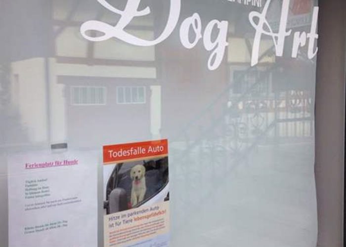 Tierfreunde werden aktiv mit Plakaten, die Tieren helfen