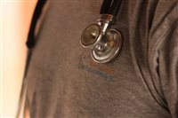 Stethoskop über SUST-Shirt 