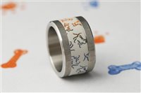 Ein schlichter Ring aus Stahl, dessen Mittelteil, addon genannt, man im Handumdrehen auswechseln und personalisieren kann und der ein austauschbares Element aufnimmt und dem Schmuck auf diese Weise seinen einzigartigen Charakter verleiht. 